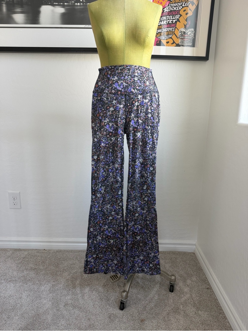 Lululemon Groove Super-High-Rise Flared Pant *Nulu
Flower Burst Multi